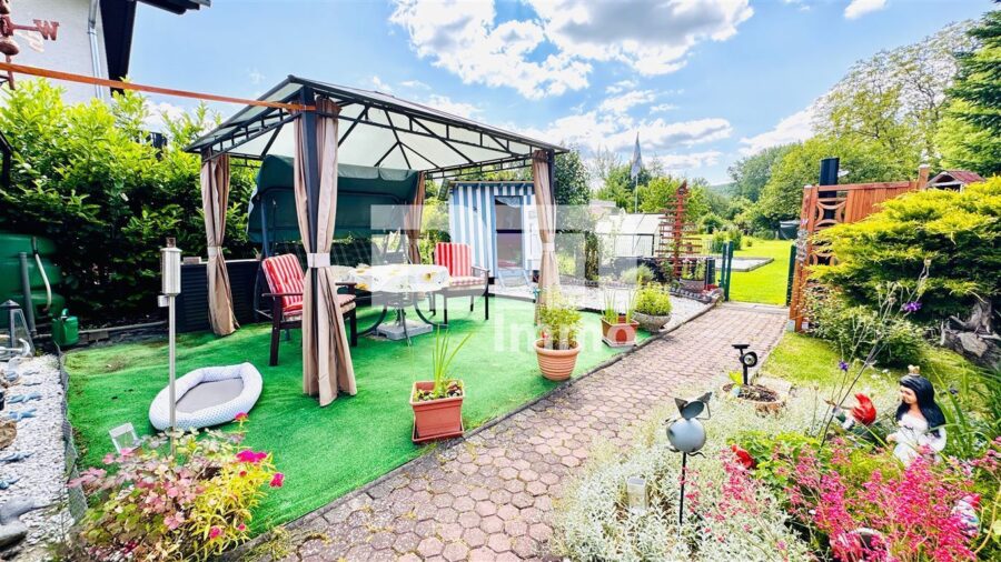 Teilsaniertes Einfamilienhaus mit Anbauten + Nebengebäude auf 1.600 m² Traumgartengrundstück - Gartenbereich Freisitz